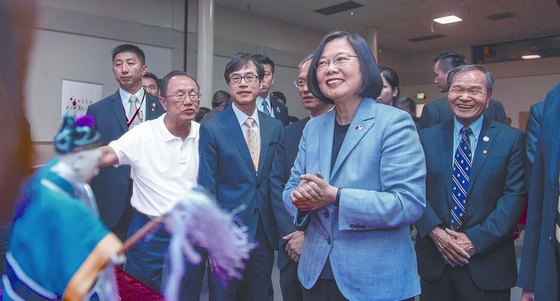 8月13日,總統蔡英文「同慶之旅」出訪巴拉圭、貝里斯,途中過境美國洛杉磯,與當地華僑、青年會面。(總統府提供)