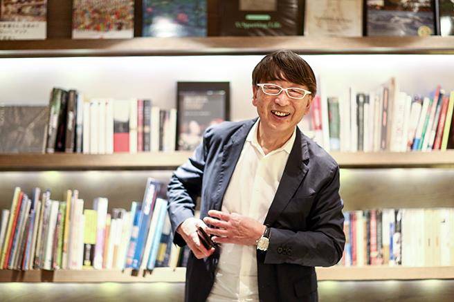 伊東豐雄接受本報專訪時表示,建築不只要用腦袋,更要用全身去感受與思考。(鄧博仁攝)