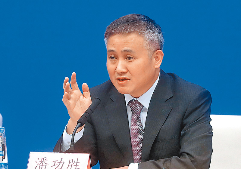 人民銀行副行長、大陸外匯管理局局長潘功勝26日對人民幣空頭喊話。(中新社)