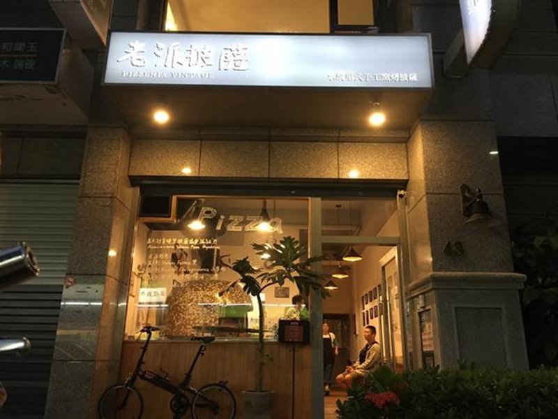 老派披薩店面設計走小而美風格,呈現異國風味。(林宏聰攝)