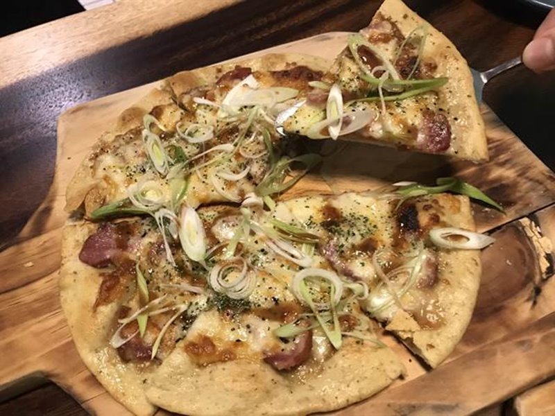 「醬蒜燻鴨」以煙燻鴨胸肉、蒜苗加上獨門醬料,頗受顧客喜愛。(張祈攝)