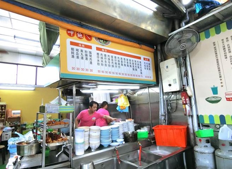 40多年歷史的「姊弟冷熱飲食」,麵攤就位在菜市場裡,買菜方便,食材新鮮,肉羹麵是超人氣的招牌麵。(盧金足攝)