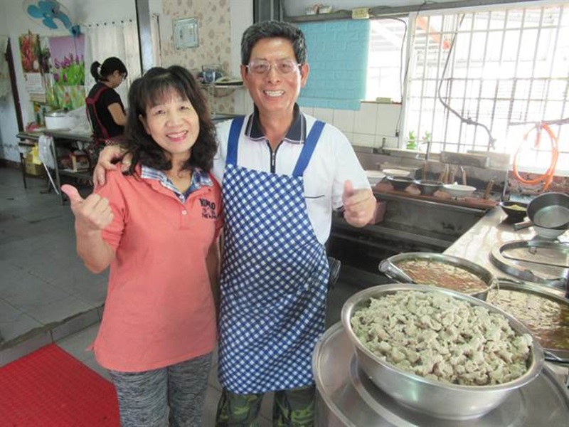 陳榮茂、莊素耐夫婦經在後壁經營小吃攤33年,招牌的香菇肉羹都是當天新鮮現做,肉羹由魚漿包裹豬後腿肉,手工製作Q彈爽脆,很受鄉親歡迎。(莊曜聰攝)