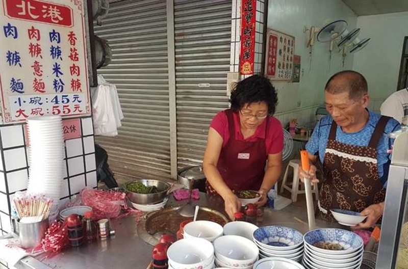 高雄漢口街人氣美食多,除有漢口伯麵線羹、無名肉圓外,排隊人潮總絡繹不絕的北港香菇肉羹店更是不可錯過。(劉宥廷攝)