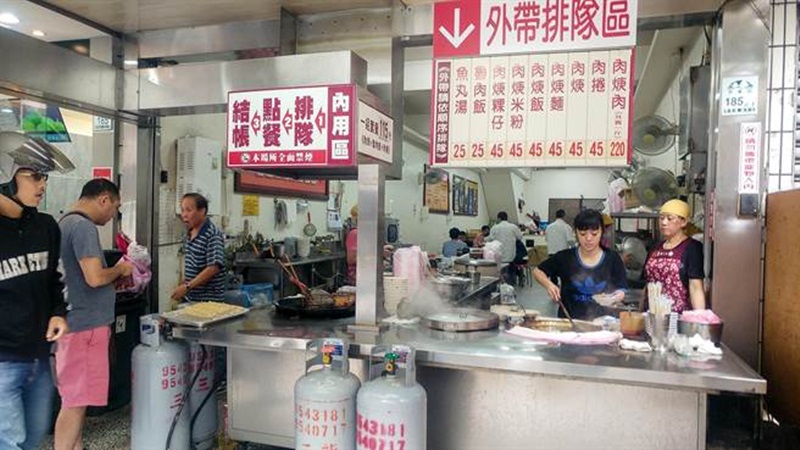 羅東肉羹番是宜蘭知名的肉羹名店,每逢用餐時段有不少顧客趨之若鶩。(李忠一攝)