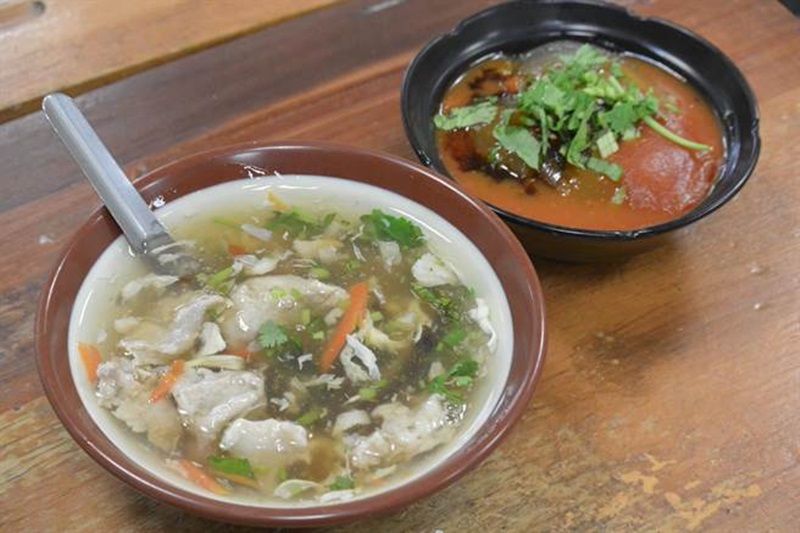 招牌肉羹湯搭配手工肉圓,是店內熱銷組合,許多顧客遠道而來就指定這味。(巫靜婷攝)