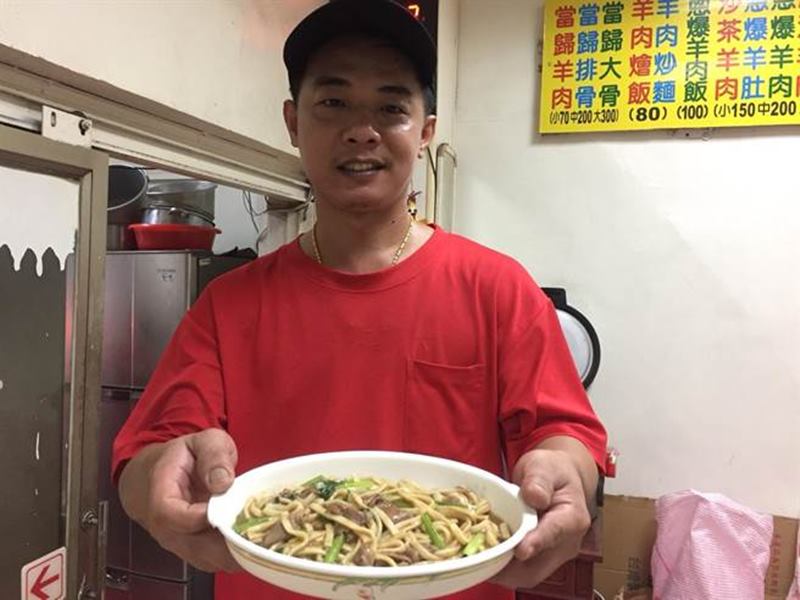 恆春阿香羊肉店飄香40逾年,二代程開發傳承手藝,以排骨湯頭炒羊肉麵。(謝佳潾攝)