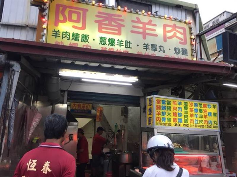 恆春阿香羊肉店飄香40逾年,以排骨湯頭炒的羊肉麵更是穩居熱銷品。(謝佳潾攝)