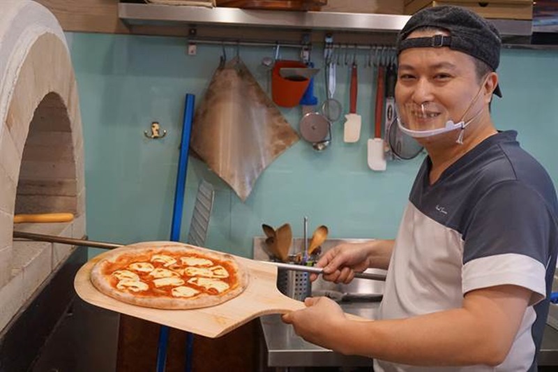 窯烤手工披薩Pizza Mia用窯烤方式製作披薩,不僅可以節省披薩烤的時間,吃起來口感更好。(林縉明攝)