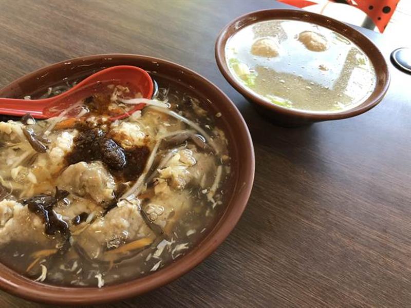 肉羹飯在轉涼的天氣中,吃上1碗可讓身子都暖活起來。(賴佑維攝)