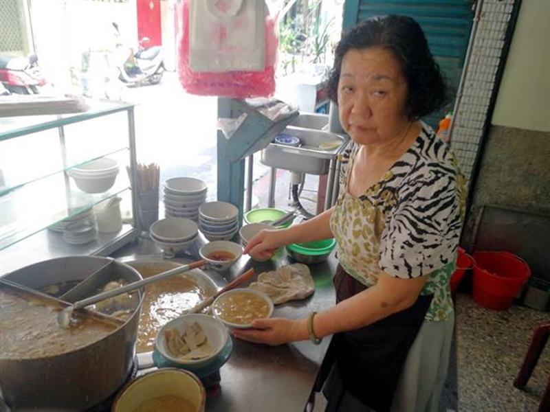 老闆娘陳璧玉說,肉羹、意麵都是手工自製的美味。(李義攝)