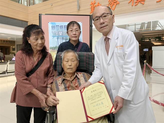 5歲素人藝術家王榮三擅長以絲瓜絡創作,23日嘉義長庚醫院為他辦圓夢展,盡管已無法言語,阿公仍一臉感動。(呂妍庭攝)