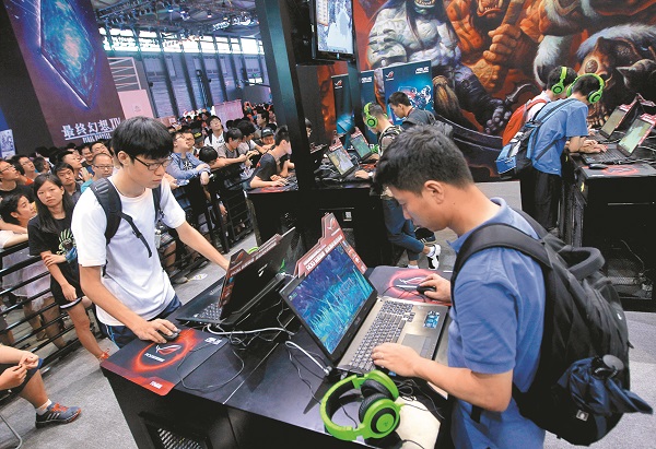 遊戲玩家在展覽會上體驗電腦遊戲。(新華社資料照片)