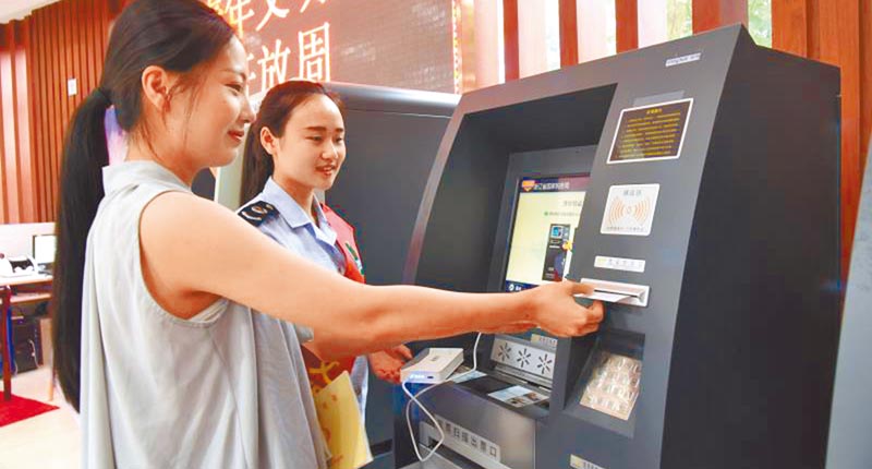 浙江納稅人辦理業務。(中新社資料照片)