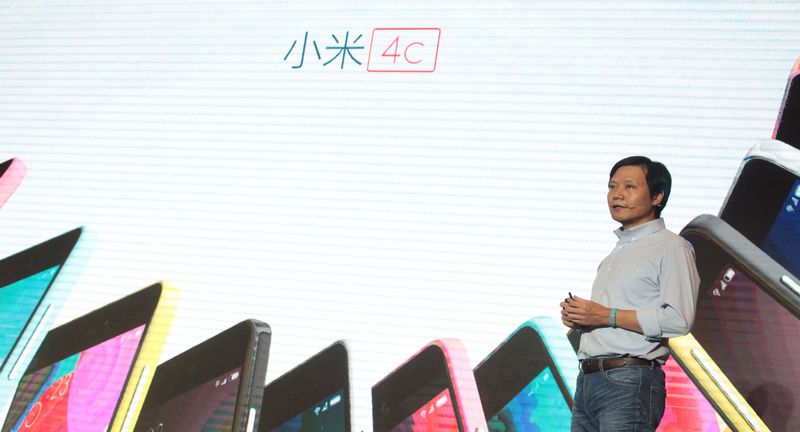 2015年9月22日,小米公司創始人雷軍介紹新品手機小米4c。(新華社)