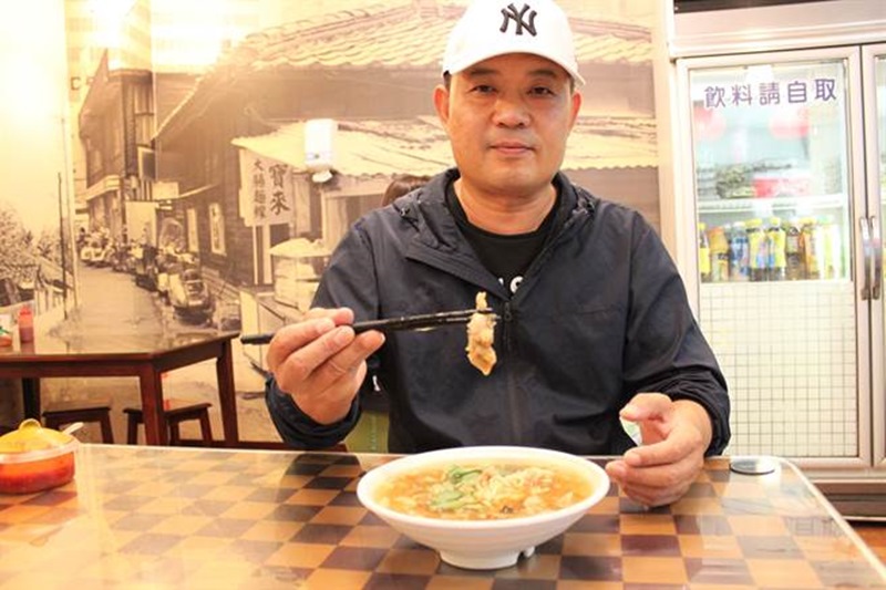 彰化市曉陽路上寶來大腸麵線老闆林寶來,對食材和調味特別講究,梅花豬肉搭配旗魚漿,加上獨家配方,料理的肉羹滋味道地,備受喜愛。(吳敏菁攝)