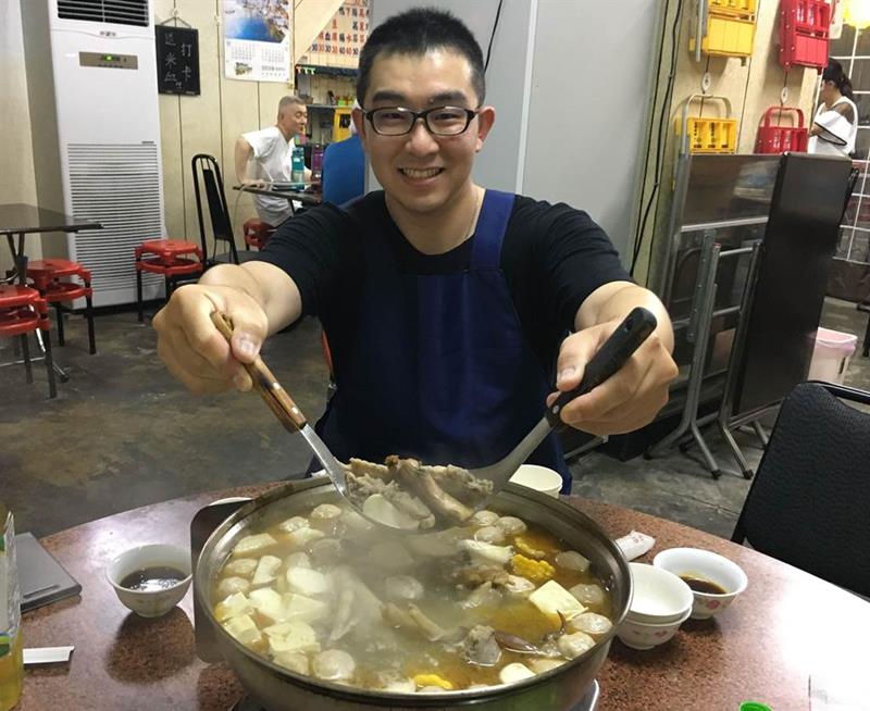 陳君泰幫忙經營嘉誠薑母鴨店。(廖素慧攝)