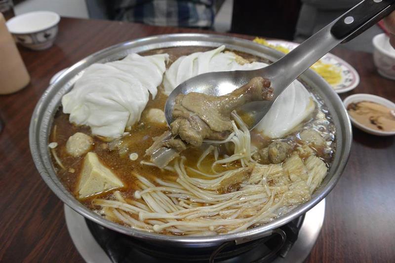 店內採用養足120天的紅面番鴨公,配上4兩老薑,以「1斤鴨4兩薑」的比例,經過1拍2炒3燉的工法,熬煮出香氣四溢、肉質軟嫩的美味薑母鴨。(巫靜婷攝)