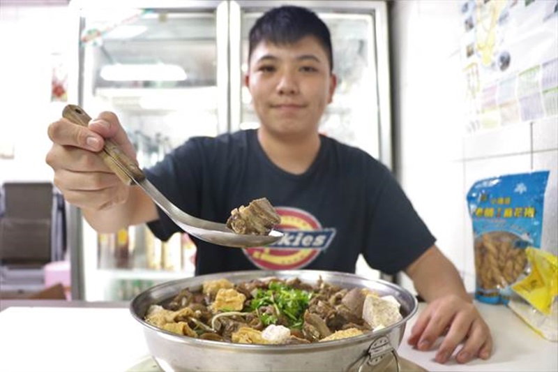 恆春「湘湘羊肉爐」在地飄香逾10年,第二代劉依淳依舊堅持要吃的羊肉自己養。(謝佳潾攝)