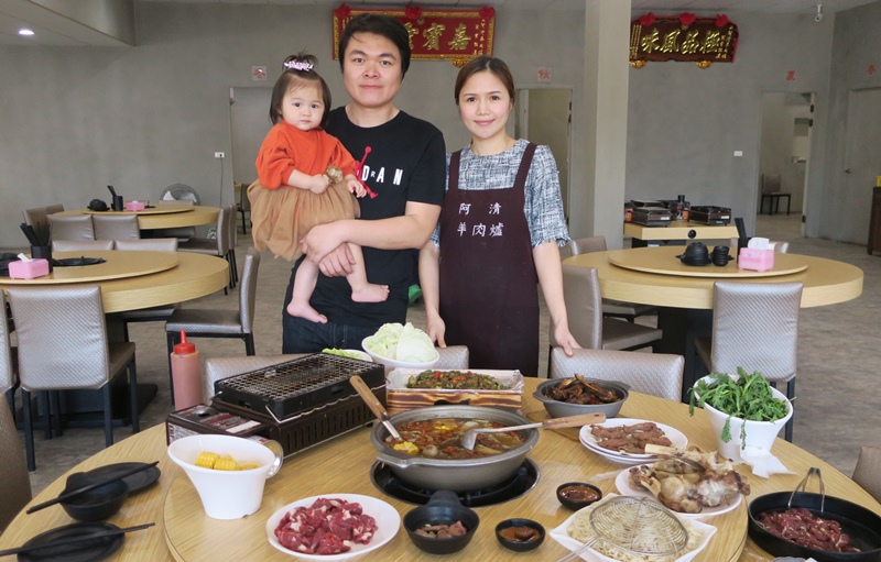 31歲的負責人楊浚清(左),已是第三代,與妻子葉致薰婚後獨自創業開店,以電宰台灣土羊熬至湯頭外,也創新烤羊肉吃法。(謝瓊雲攝)