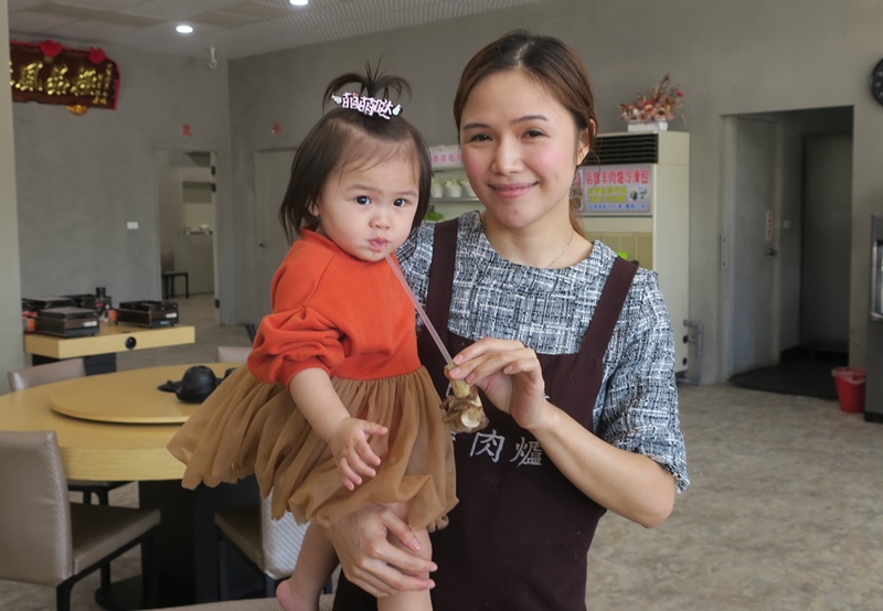熬製鍋底湯頭的羊大骨,插入吸管後就可以吸骨髓,適合老人、幼兒補充鈣質。(謝瓊雲攝)