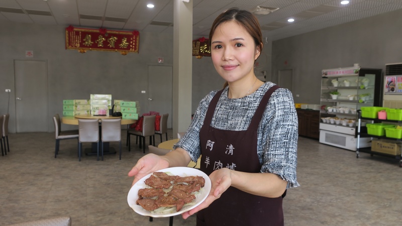 以瓦斯烤爐現烤的溫體羊里肌肉薄片,搭配冰鎮洋蔥、黑胡椒,熱呼呼入口後,油花與嫩羊肉隨即在口中化開。(謝瓊雲攝)