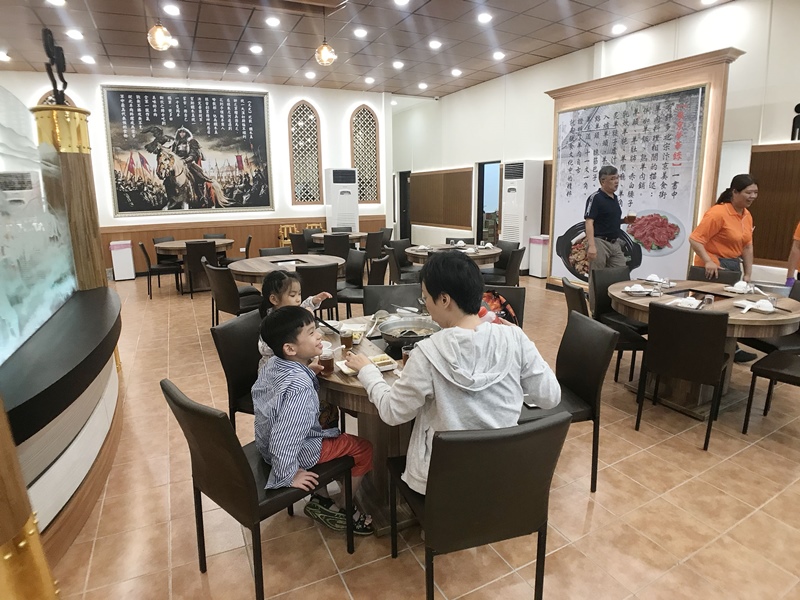 回客來羊肉總匯位於高雄鳳山區鳳捷路,用餐環境乾淨明亮。(林宏聰攝)