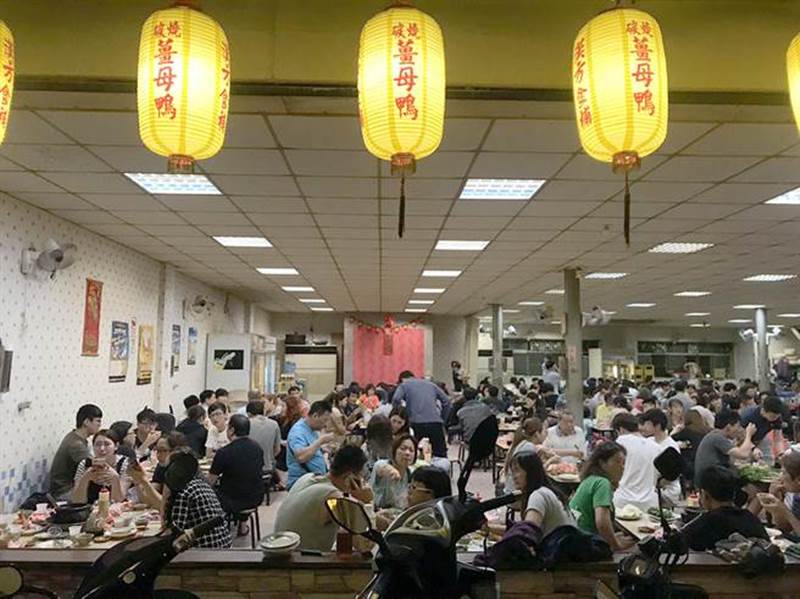 冠霸王薑母鴨的鴨肉軟嫩,店裡經常都是座無虛席。(陳俊雄攝)