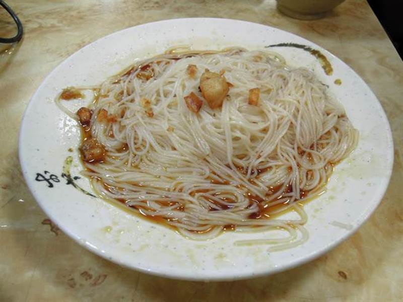 吃完冠霸王薑母鴨後再來盤麻油金門麵線,可以為這次的薑母鴨之旅畫下完美句點。(陳俊雄攝)