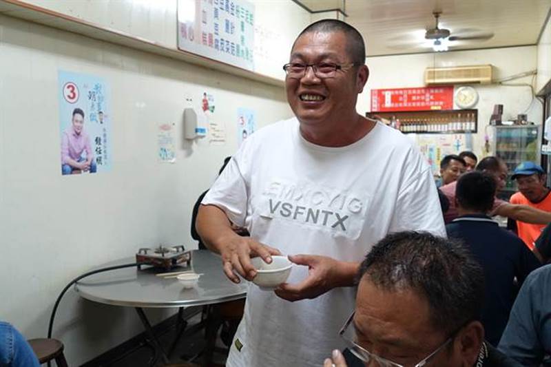 埔心薑母鴨店的第二代老闆阿源。(周麗蘭攝)