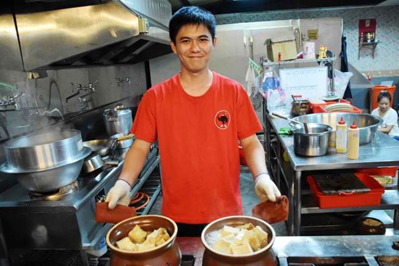 霸味薑母鴨大林店的老闆簡余帆曾經北漂工作現返回家鄉開店,靠好手藝吸引顧客上門。(呂妍庭攝)