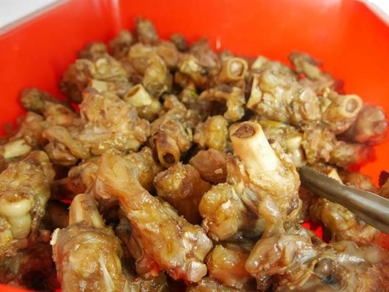 「一鍋羊肉」最夯的品項當屬半筋半肉,放進羊肉鍋裡稍微煮一下,豐富的膠質讓人允指回味。(蔡依珍攝)