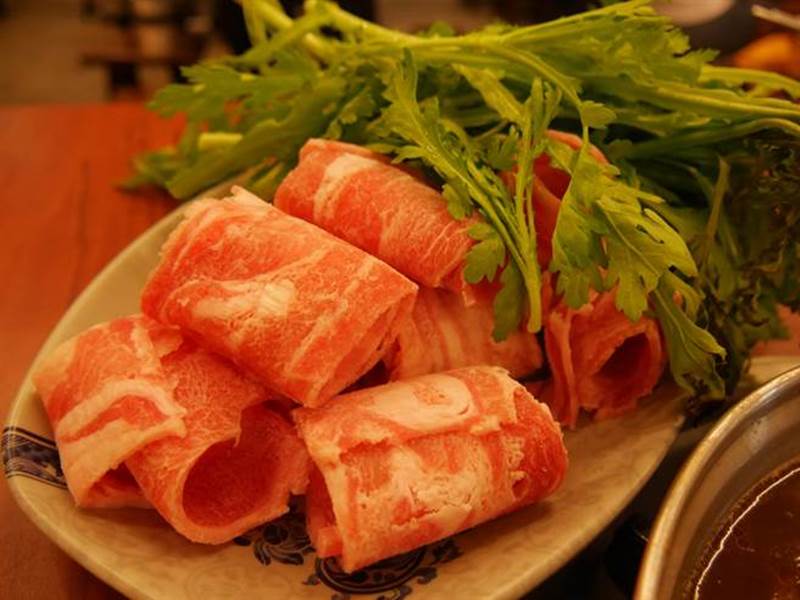 「一鍋羊肉」提供不想啃骨頭的饕客冷凍羊肉片,放進湯頭燙熟,厚實又飽滿。(蔡依珍攝)