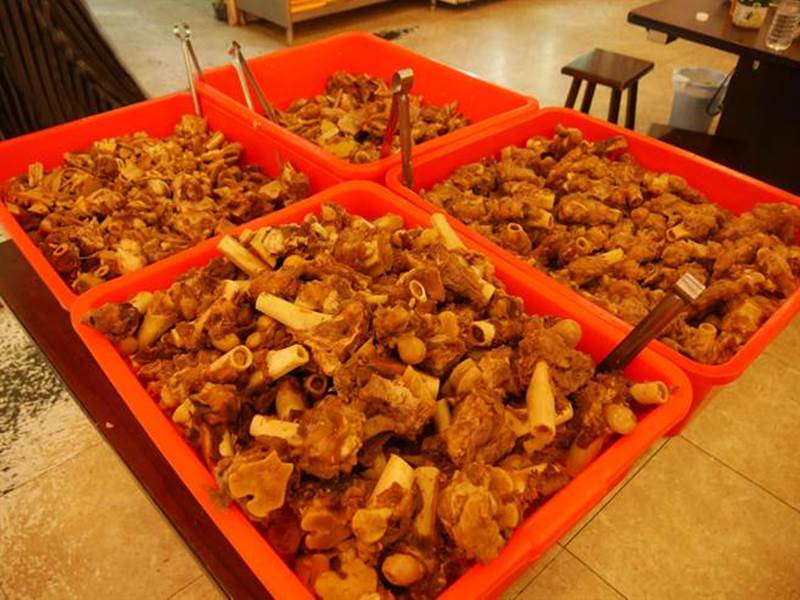 「一鍋羊肉」提供羊肉片、半筋半肉羊、帶骨羊肉跟羊大骨,讓無肉不歡的饕客大快朵頤。(蔡依珍攝)