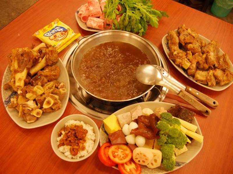 「一鍋羊肉」湯頭是漢方精燉,清爽、輕甜,主打四季都能溫補。(蔡依珍攝)