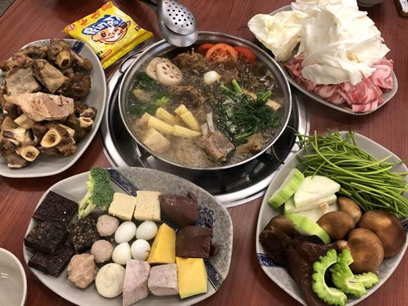 「一鍋羊肉」不但提供各式羊肉,讓無肉不歡的饕客大快朵頤,新鮮蔬果、火鍋配料更是一應俱全,無怪乎總是高朋滿座。(蔡依珍攝)