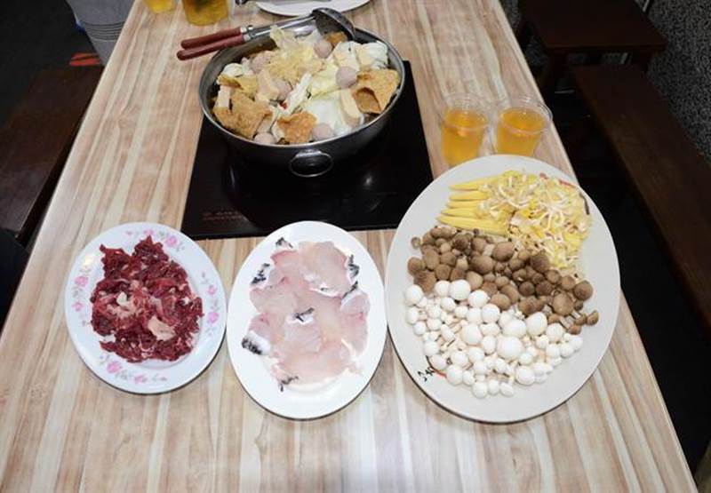 龍膽石斑羊肉鍋,令人食指大動。(林瑞益攝)