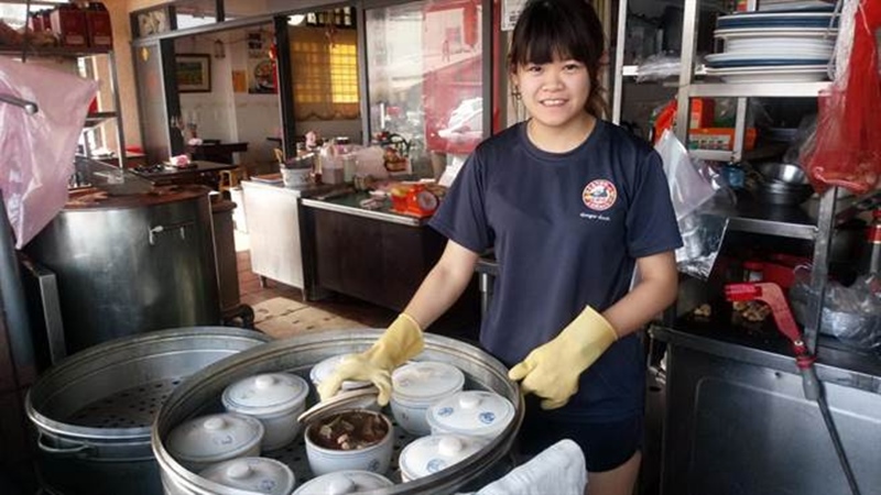 雲林縣斗南鎮阿國師燉硐蒸品薑母鴨是創立30多年的老店,第3代已投入協助經營。(許素惠攝)