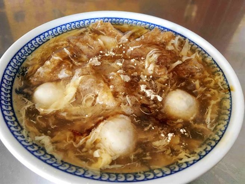 嘉義縣大林鎮「台南丸仔羹」小碗才30元,虱目魚丸混合炒得入味的膨皮,幾乎快滿出來。(呂妍庭攝)