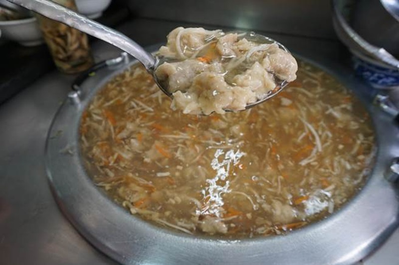 「永芳亭」肉焿,以「肉多鮮甜」聞名,店家選用整條瘦肉,沾裹些許魚漿製成,完美平衡瘦肉的乾澀口感。(王文吉攝)