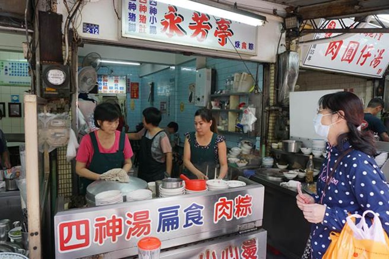 永芳亭名列廟東夜市必吃美食,除招牌肉焿外,另兼賣肉粽、扁食、四神湯等。(王文吉攝)