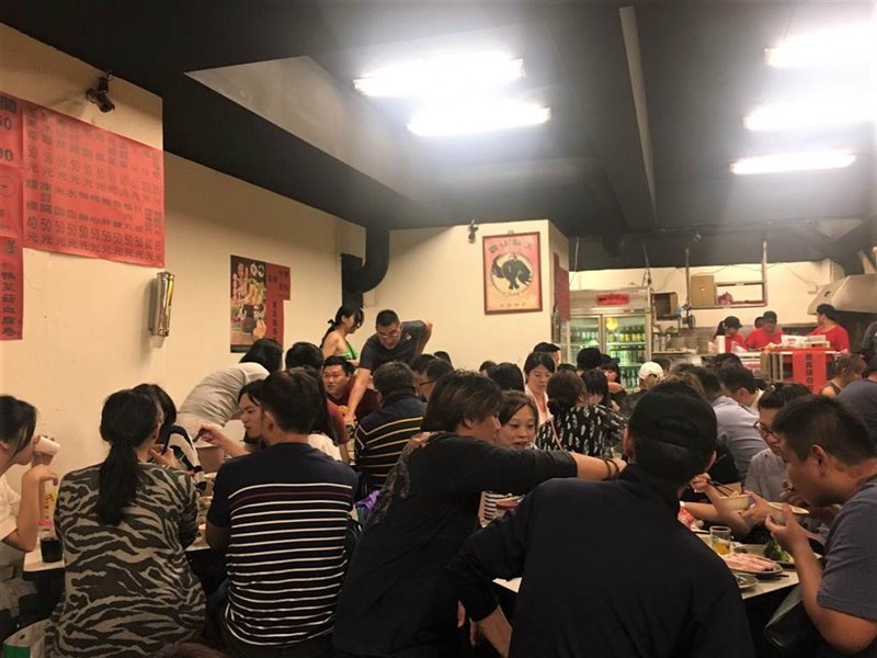 台北市萬華區霸味薑母鴨店內座無虛席。(吳堂靖攝)