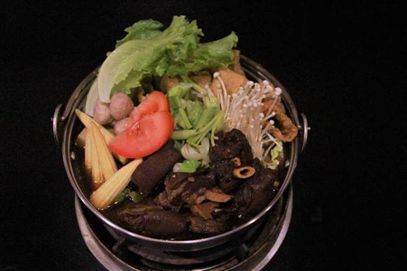 養生大補館的「御膳羊肉爐」份量分為大、中、小,家庭用餐、多人聚會都吃得滿足過癮。(何冠嫻攝)