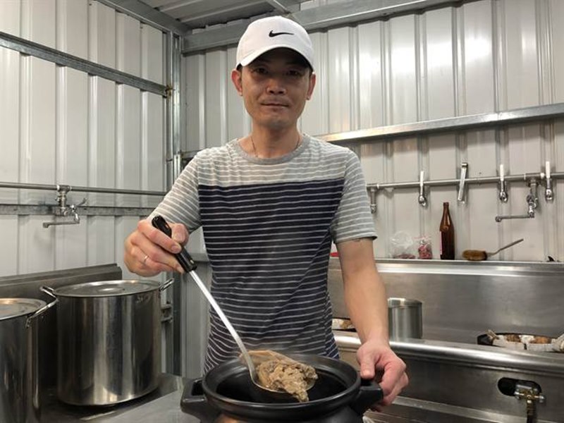 謝曜暘研究3個月才炒出來養生又散發中藥芬芳的老薑湯底,加上獨門鹽水,讓他的薑母鴨不同凡響。(蔡依珍攝)