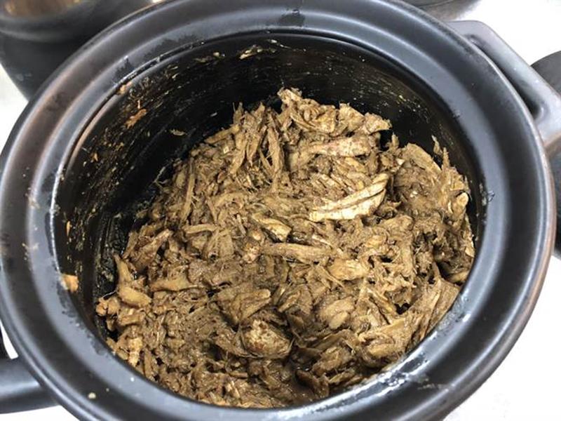 謝曜暘關在廚房苦心鑽研3個月,終於炒出滿意的麻油中藥老薑,成為薑母鴨的靈魂。(蔡依珍攝)