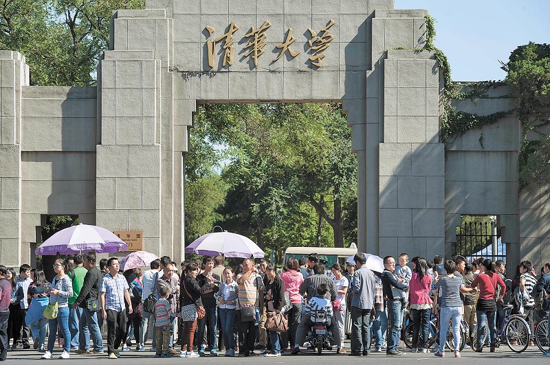 北京大學及北京清華大學等大陸名校,國際排名居高不下。圖為北京清華大學遊人如織。(中新社資料照片)