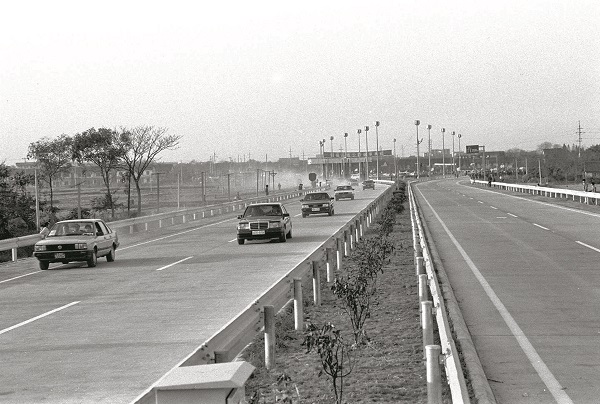 1988年10月31日，大陸第一條高速公路──滬嘉高速公路全線通車。（新華社資料照片）