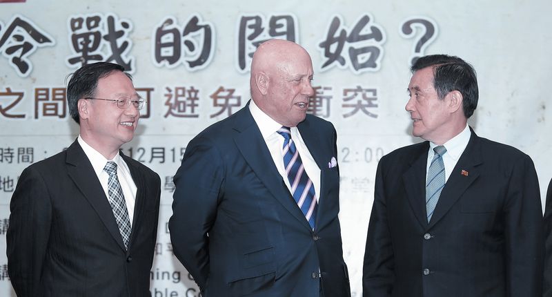 前美國在台協會台北辦事處長包道格(中)15日應長風基金會董事長江宜樺(左)的邀請,來台發表演說,全程參加活動的前總統馬英九(右)座談會後特別上台向他致意。(本報系記者季志翔攝)