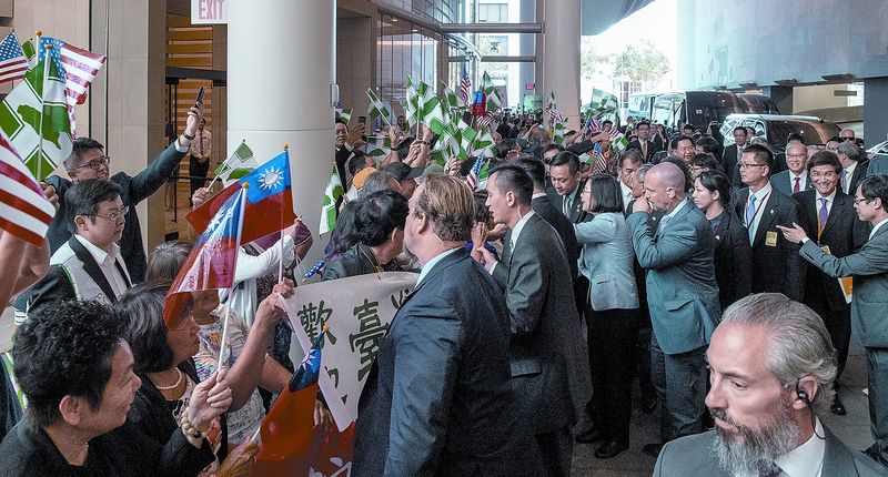 8月13日,蔡英文總統「同慶之旅」,視察美國洛杉磯僑教中心,受到僑胞歡迎。(取自總統府網站)
