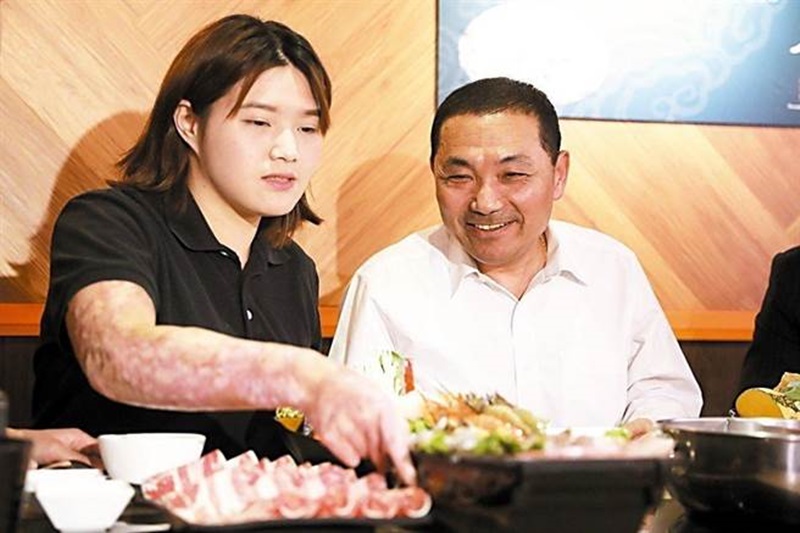 準新北市長侯友宜也曾前往崔神霸氣鍋為八仙塵爆受害者的店老闆黃家慧加油打氣。(侯辦提供)